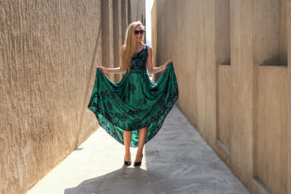 Mujer con vestido verde de inspiración ochentera
